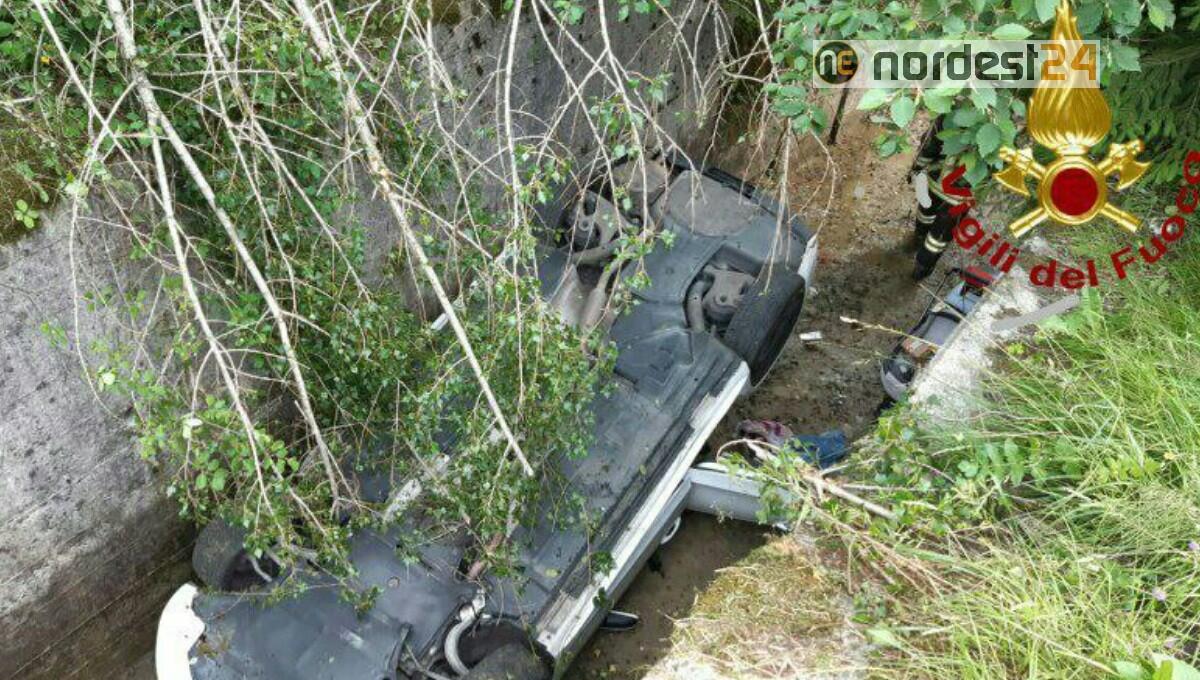 Incidente a Barcis, finiscono con l'auto nel canalone: 4 miracolati - 