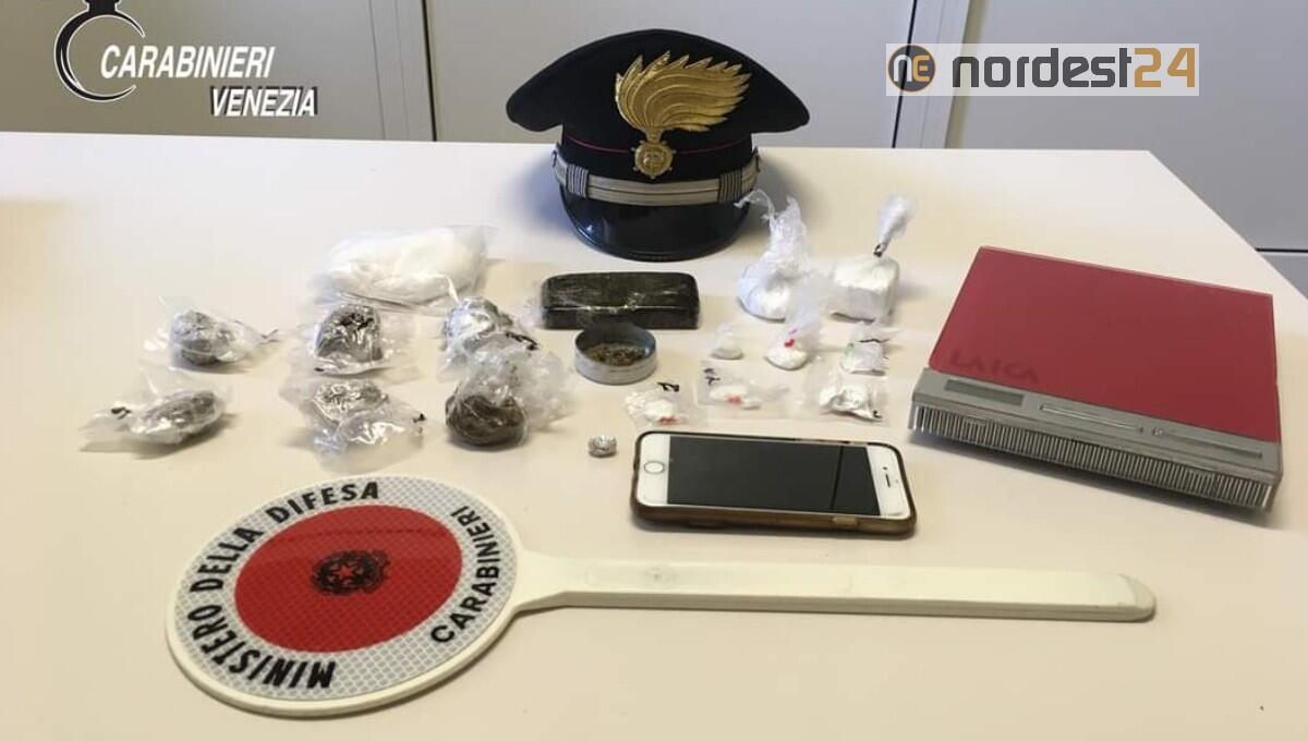 Sorpresi con la droga fuggono sul tetto e aggrediscono i carabinieri - 