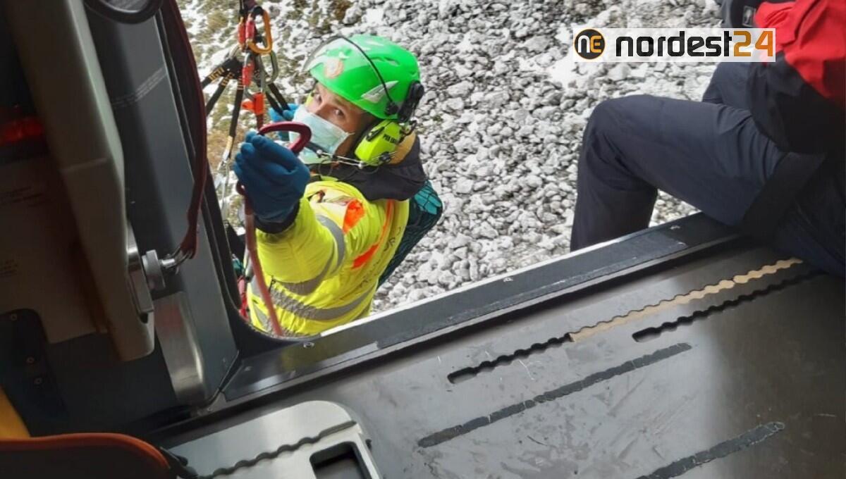 Vola per 5-6 metri sbattendo la testa: soccorsa un'alpinista 39enne - 