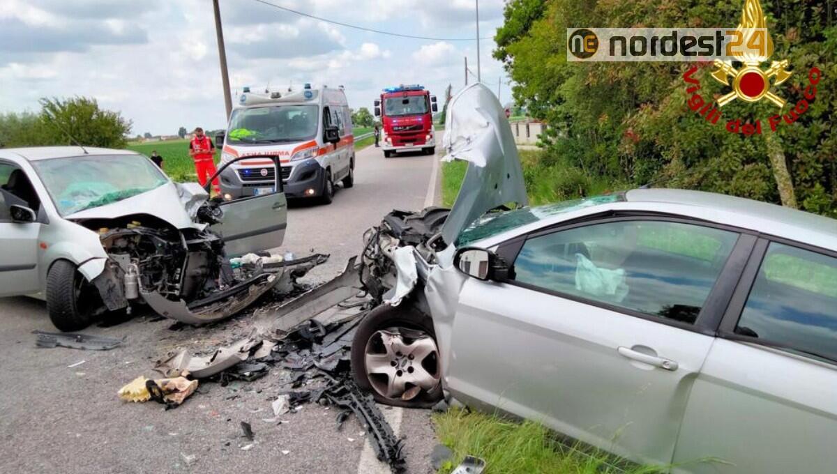 Scontro frontale tra due auto: due persone ferite - 