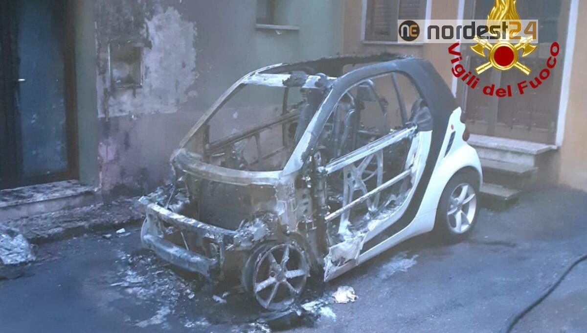 Smart incendiata e distrutta nella notte: nessun ferito - 