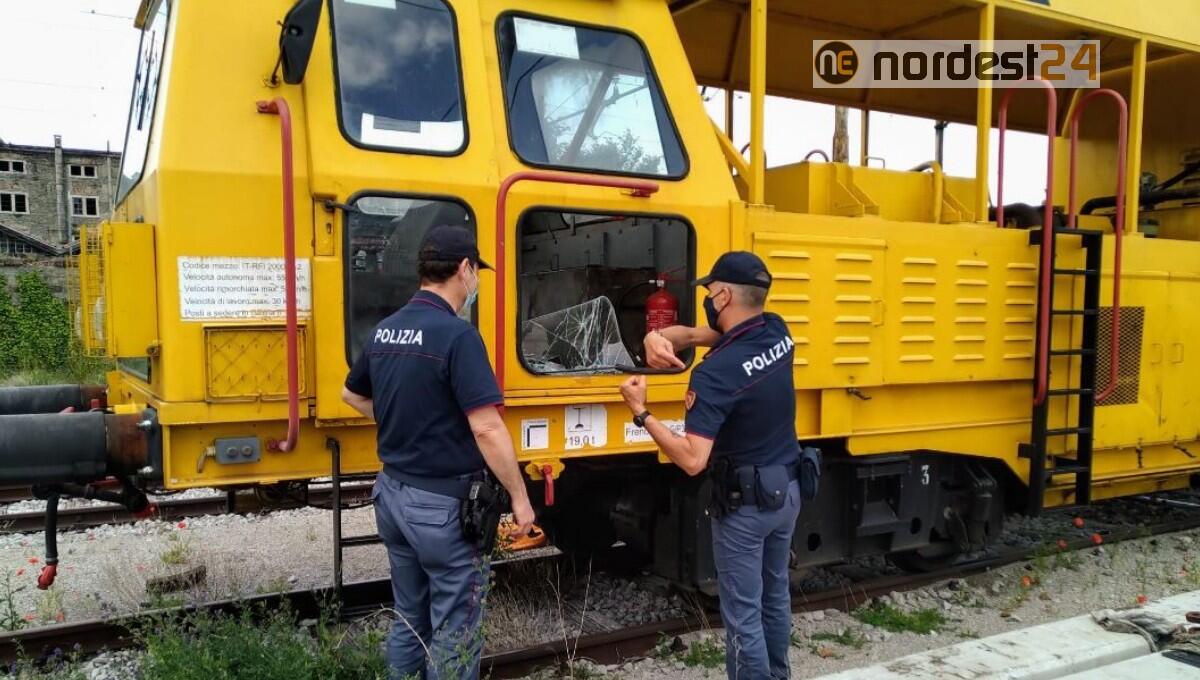 Minori rubano 2 estintori nel carro ferroviario e si divertono a scaricarli - 