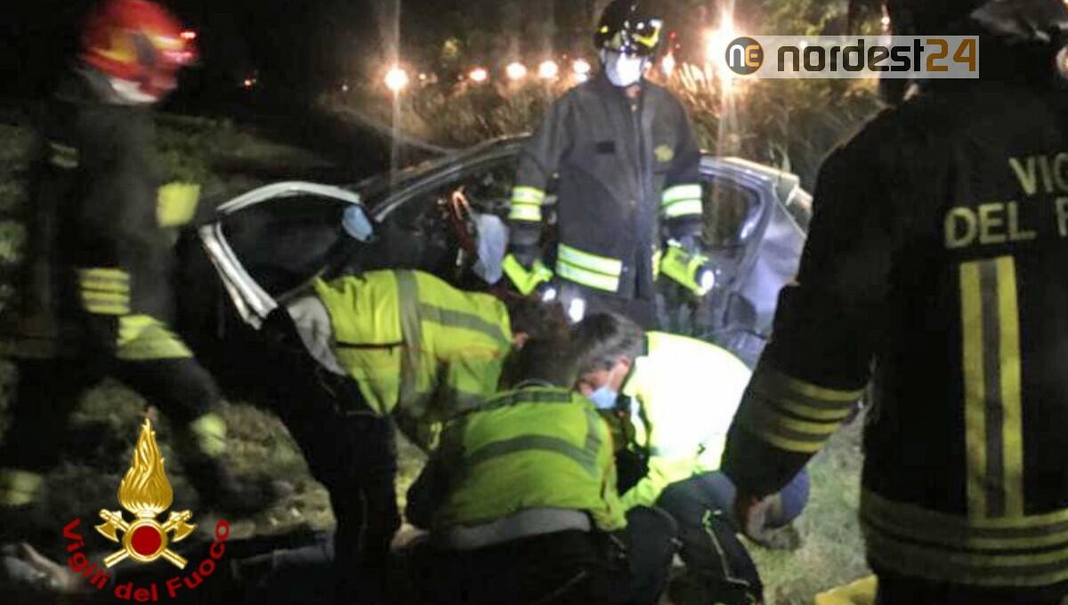Tragedia a Lugugnana di Portogruaro, auto fuori strada: morto 26enne, grave una donna - 