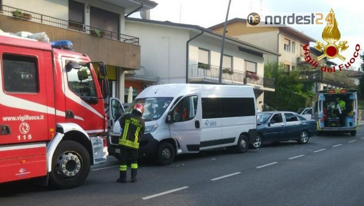 Tamponamento a Maniago tra un'auto e un furgone - 
