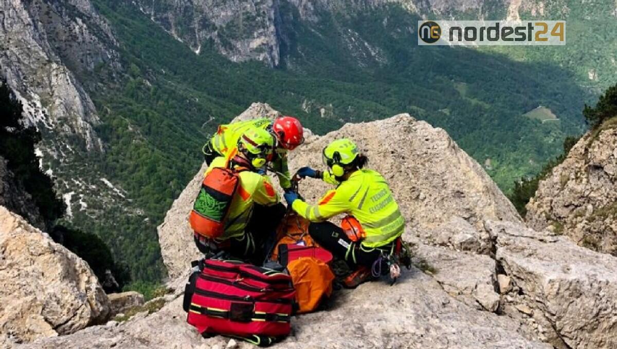 Inizia ad arrampicare, ma vola dalla parete: grave un alpinista - 