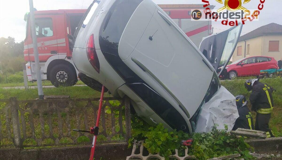 Perde il controllo dell'auto, finisce fuori strada e rimane incastrato - 