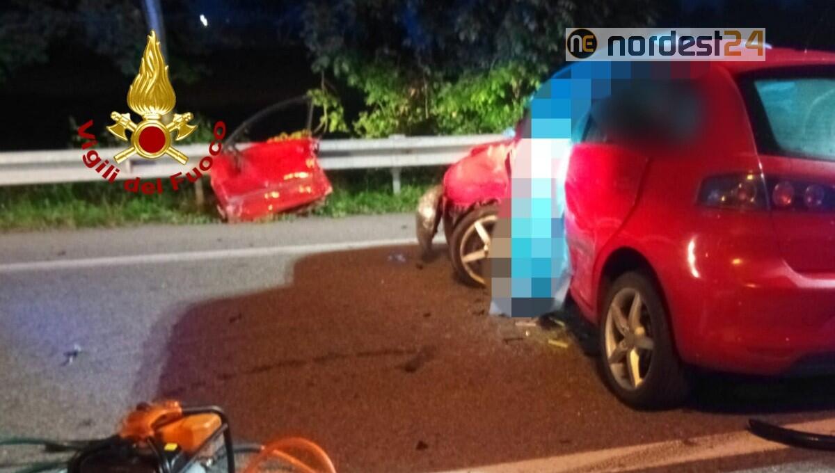 Scontro tra 2 auto nella notte a Mestre: un morto e 2 feriti - 