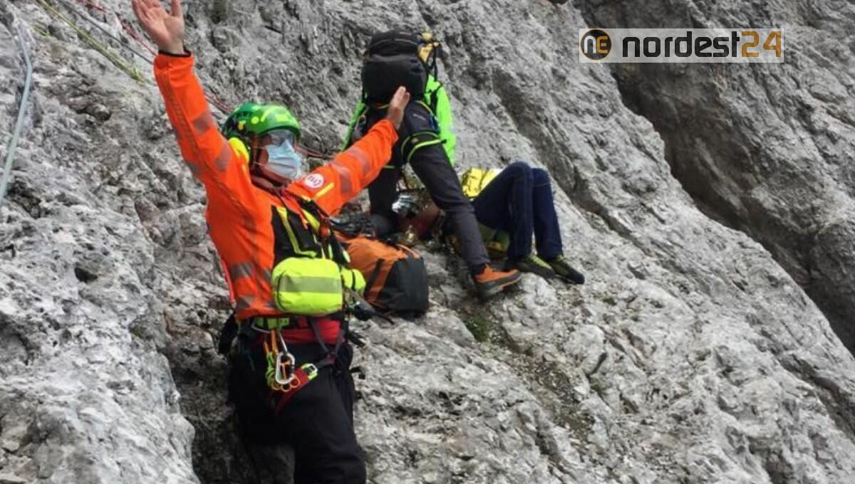 Si stacca una roccia, cade in parete per 7 metri: soccorso un udinese - 