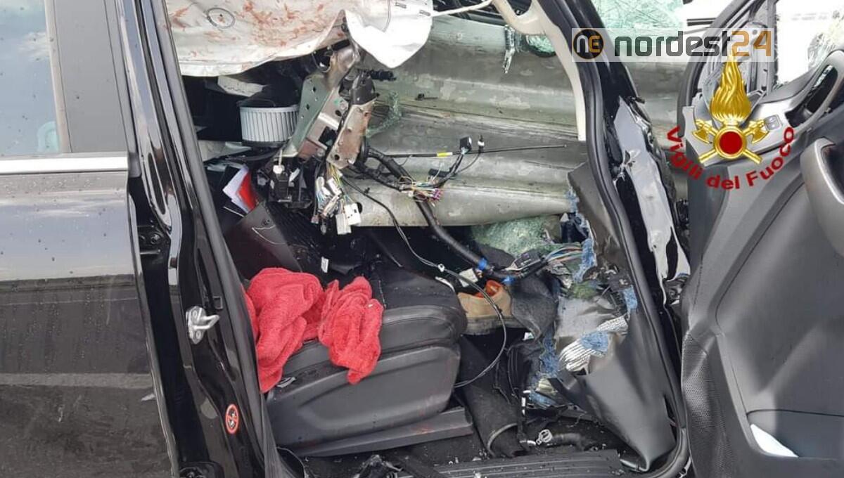 Pick-up si infilza nella cuspide di un guard-rail: ferito l'autista - 