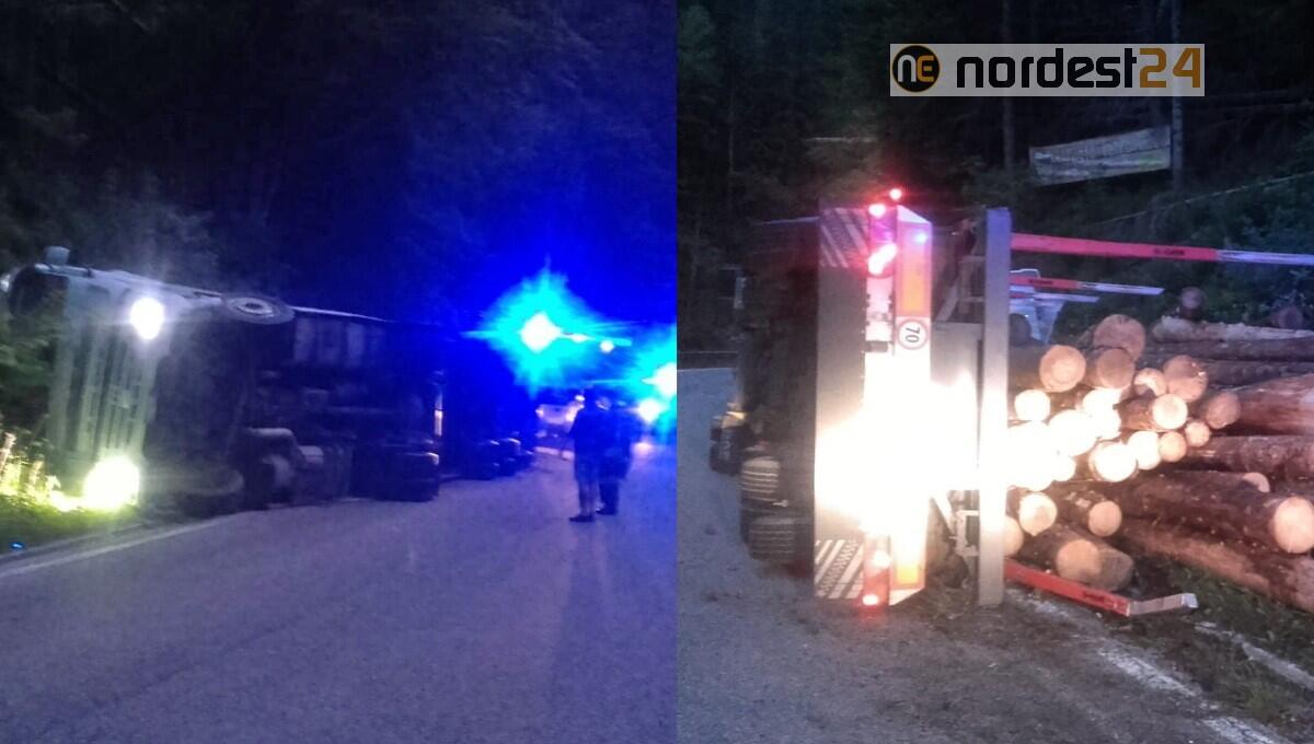 Cerca di evitare un cervo, Tir carico di legname si ribalta: autista ferito - 