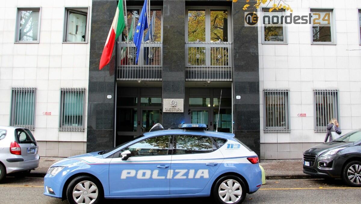 Calci e pugni alla Polizia, poi sfascia una panca: 22enne arrestato - 