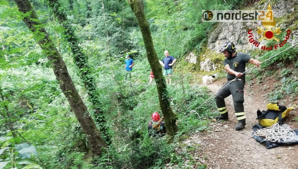 Finisce nel dirupo per 15 metri con l'e-bike: soccorso 15enne - 