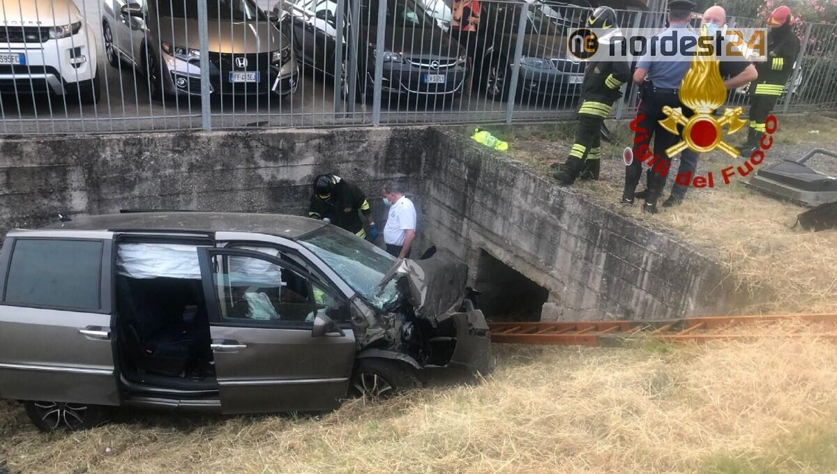 Con l'auto nel canale di scolo e poi contro un muretto: deceduto il conducente - 