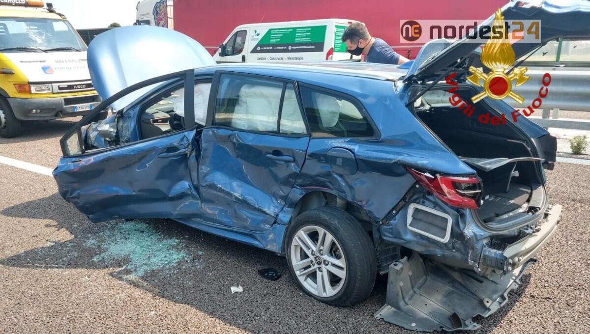 Incidente in A4 tra due auto, un camion e un bus: un ferito - 
