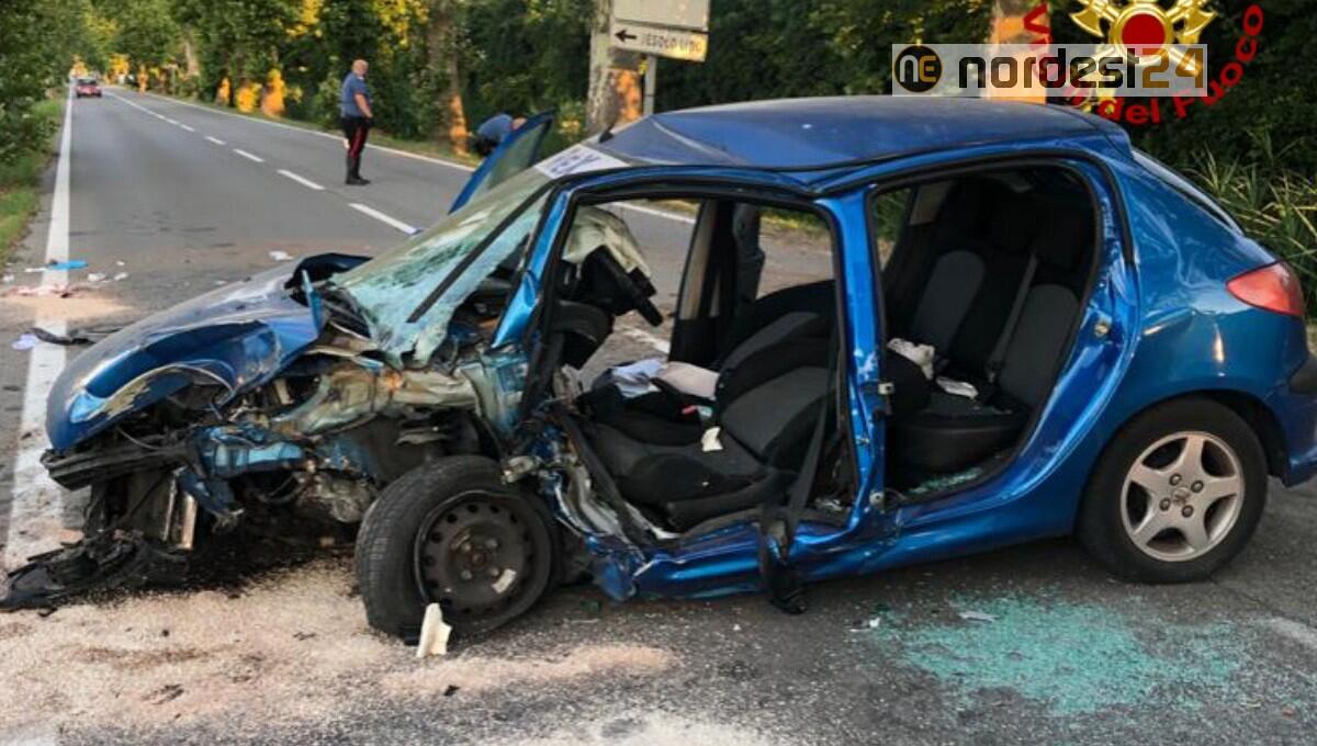 Jesolo. Si schiantano all'alba contro un albero: gravissimi 2 giovani - 