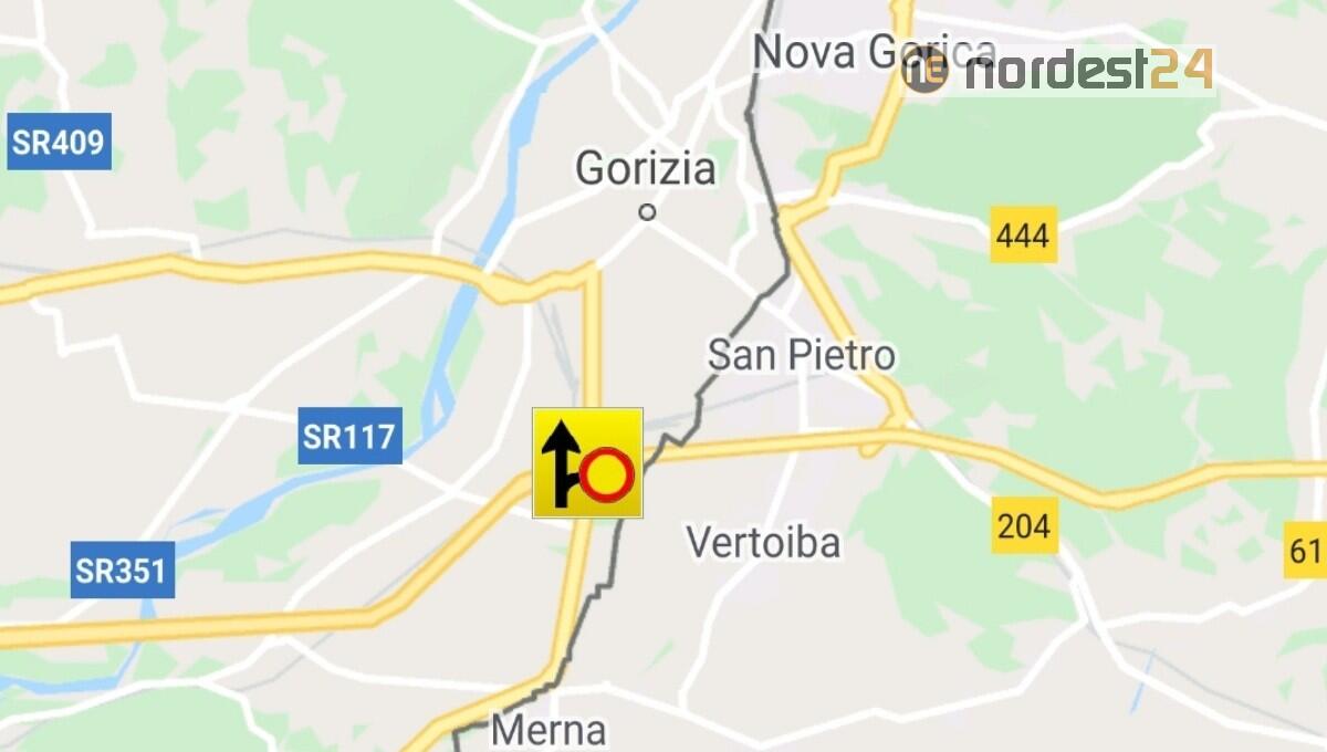 Si aprono le sponde del Tir e perde il carico: chiuso svincolo Gorizia in A34 - 