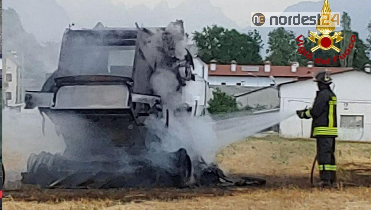 Un'altra rotopressa in fiamme a Fagagna: intervento dei pompieri - 