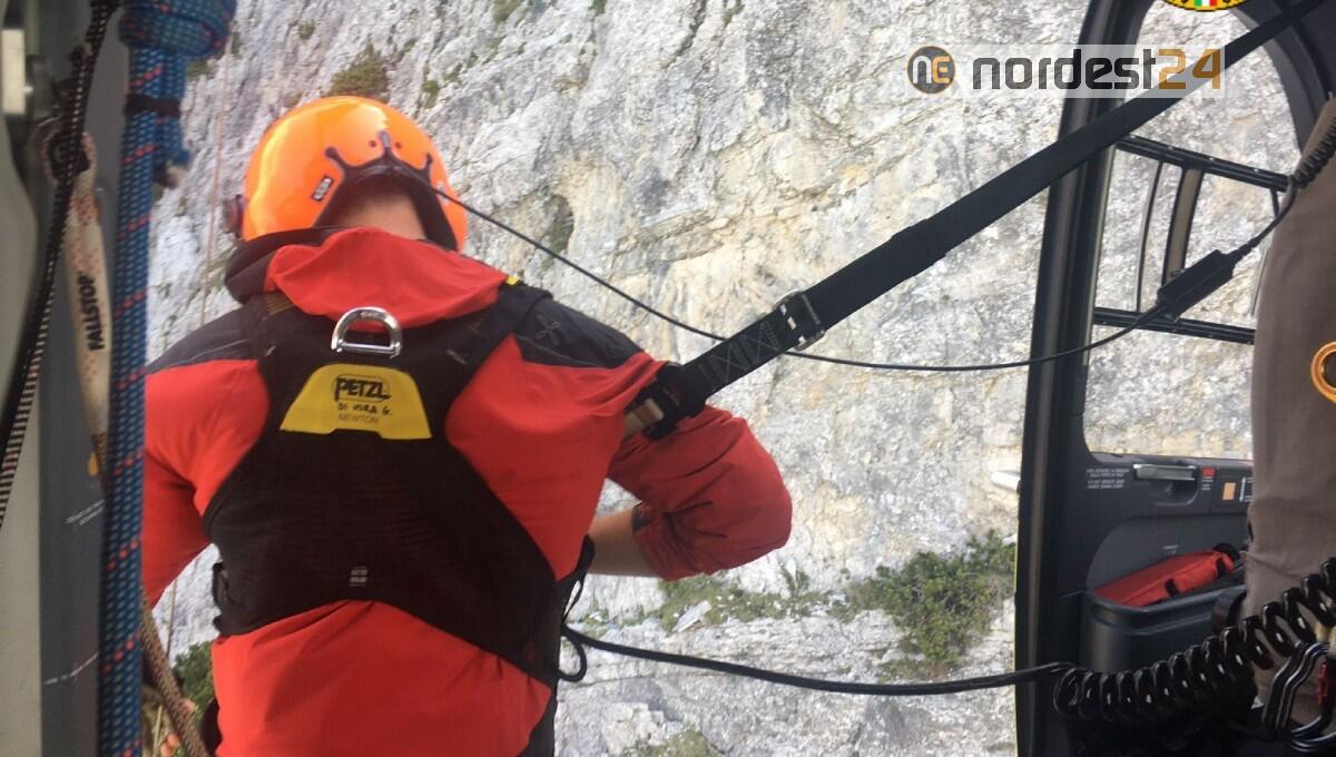 Scontro al decollo tra 2 parapendii a Gemona e caduta di 50 metri sulla parete del Monte Grauzaria - 