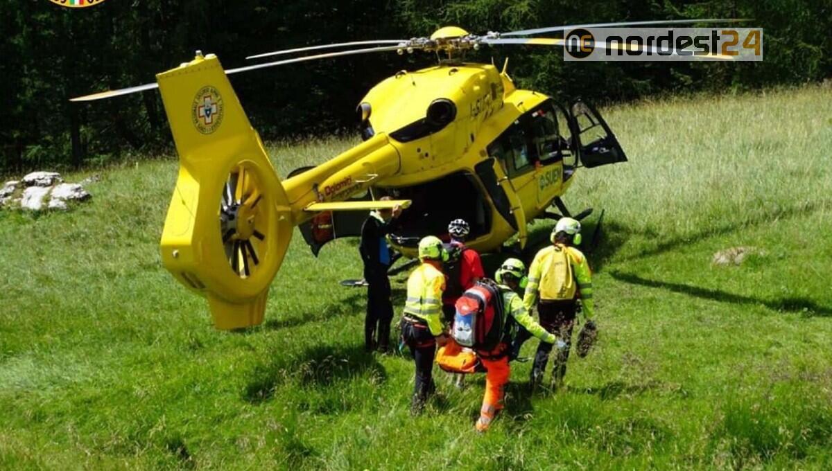 Malore lungo il sentiero con i 2 figli: 51enne cade e muore - 