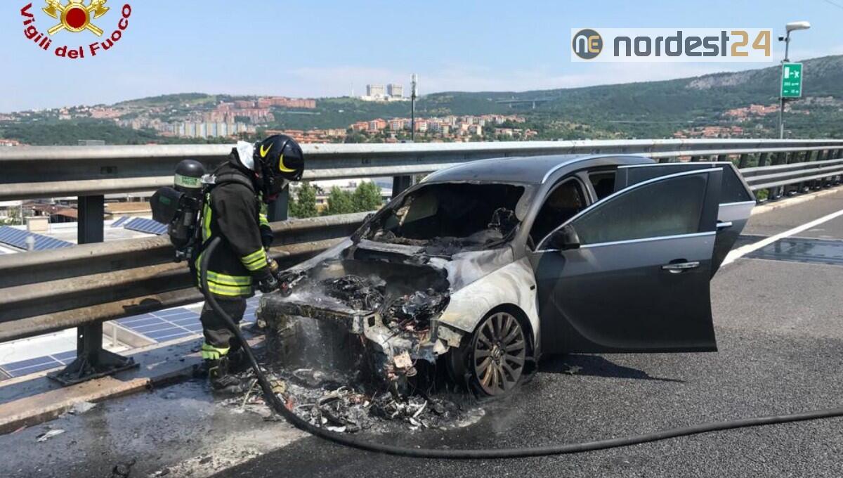 Trieste, incendio di un'auto sulla Grande viabilità all'altezza dello svincolo per Rabuiese - 