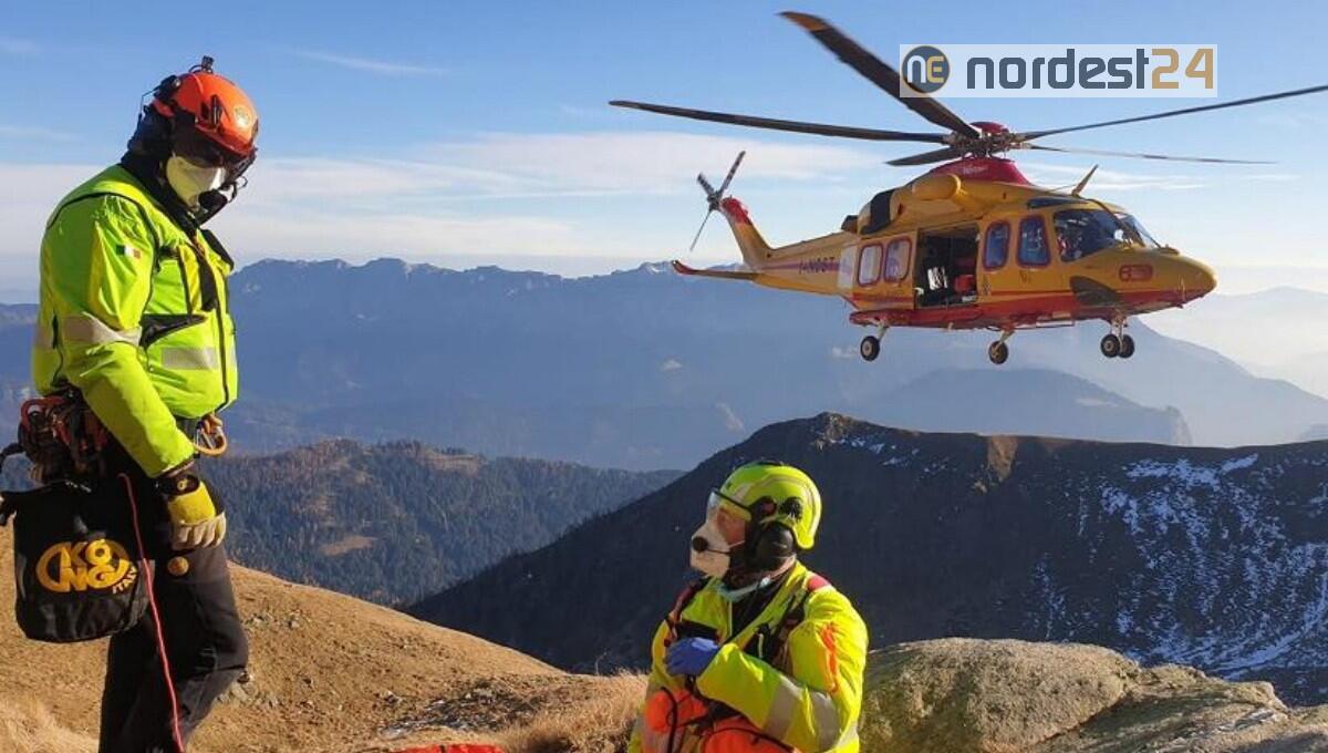 Due escursionisti scivolano su una lingua di neve nel gruppo del Catinaccio (Val di Fassa) - 