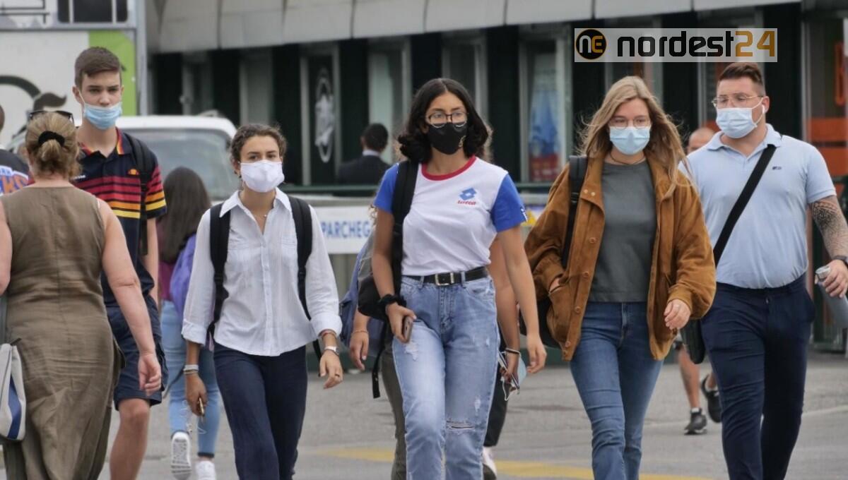 Mascherine all'aperto, Cts: via libera allo stop. Da quando? Decide il governo - 