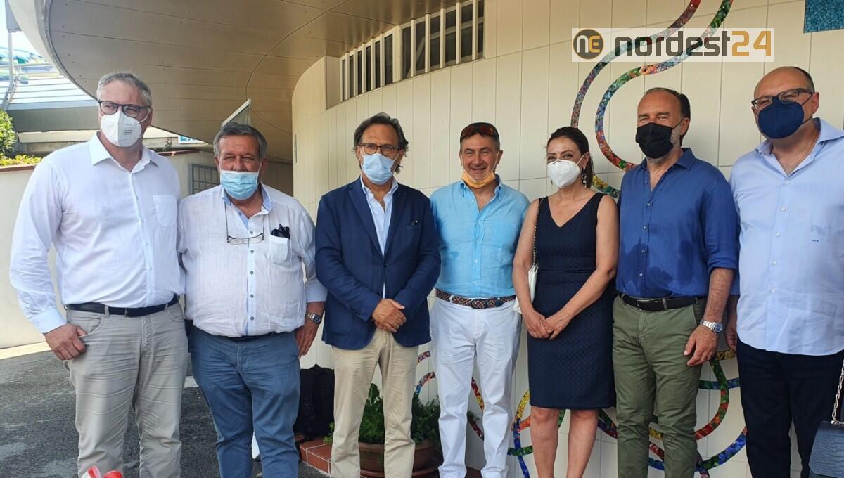 Lignano Pineta, inaugurazione simposio di mosaico all'ingresso del bagno 1 - 