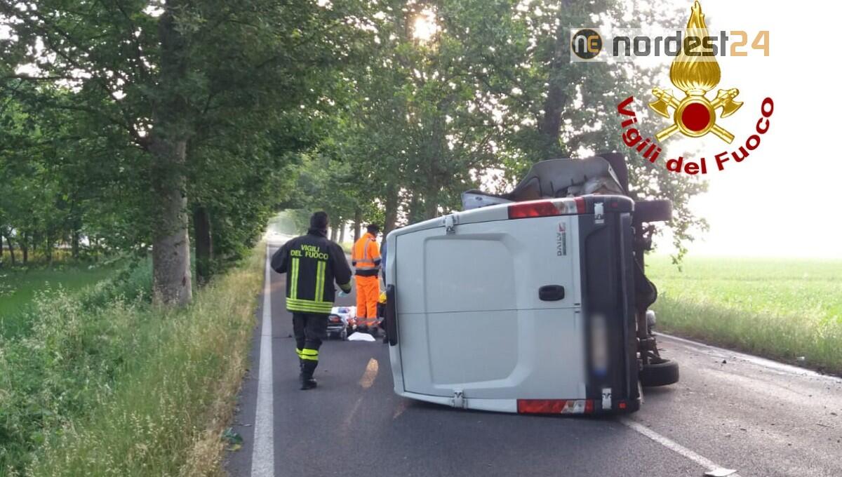 Furgone si rovescia a Lugugnana di Portogruaro: 2 feriti, chiusa la Jesolana - 