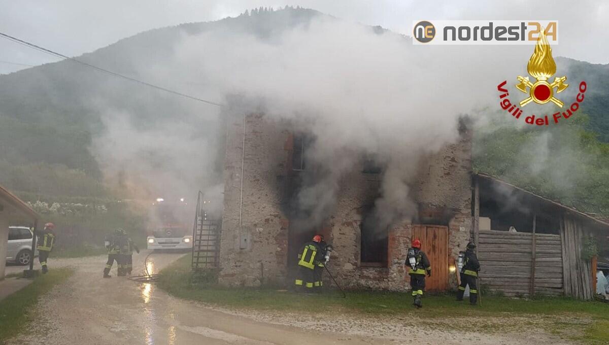 Incendio di una vecchia abitazione disabitata utilizzata come ricovero mezzi agricoli - 
