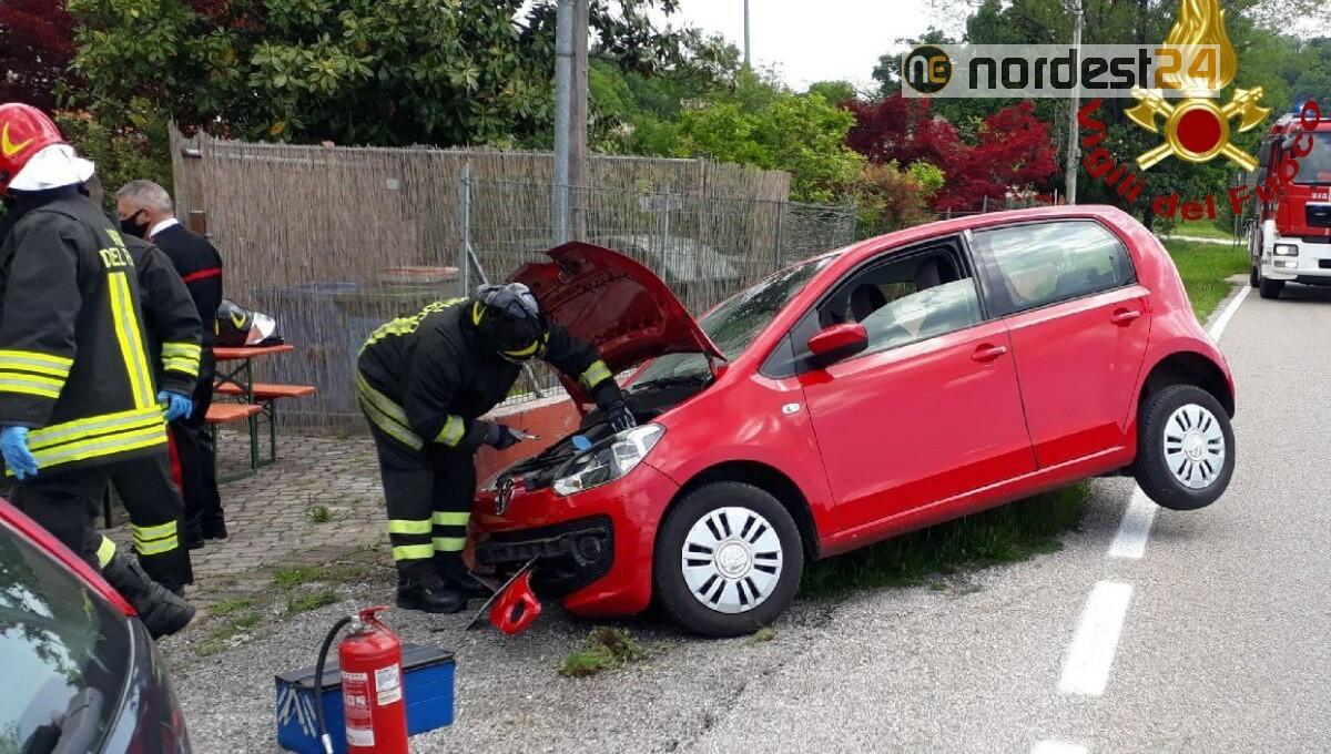 Perde il controllo dell'auto e finisce contro un muro di recinzione: ferita la conducente - 