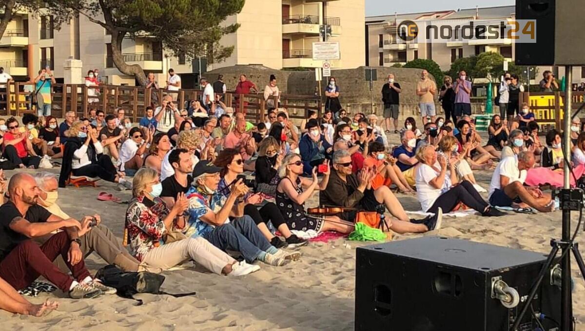 Lignano dà il benvenuto all'estate con il concerto all'alba del Faro Rosso - 