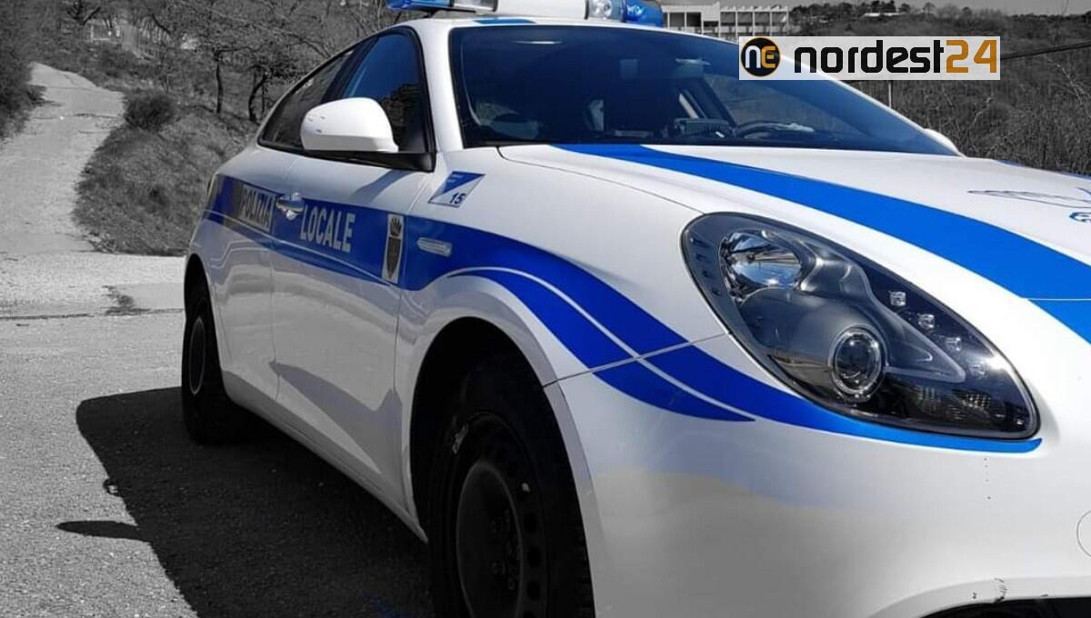 Denunciata imbrattatrice seriale: prendeva di mira i totem informativi per i turisti - 