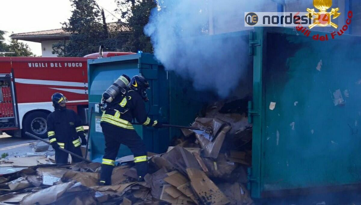 Incendio di un compattatore della carta in azienda a Mortegliano - 