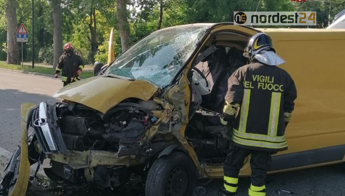 Incidente a Codroipo: furgone contro un albero, conducente incastrato - 