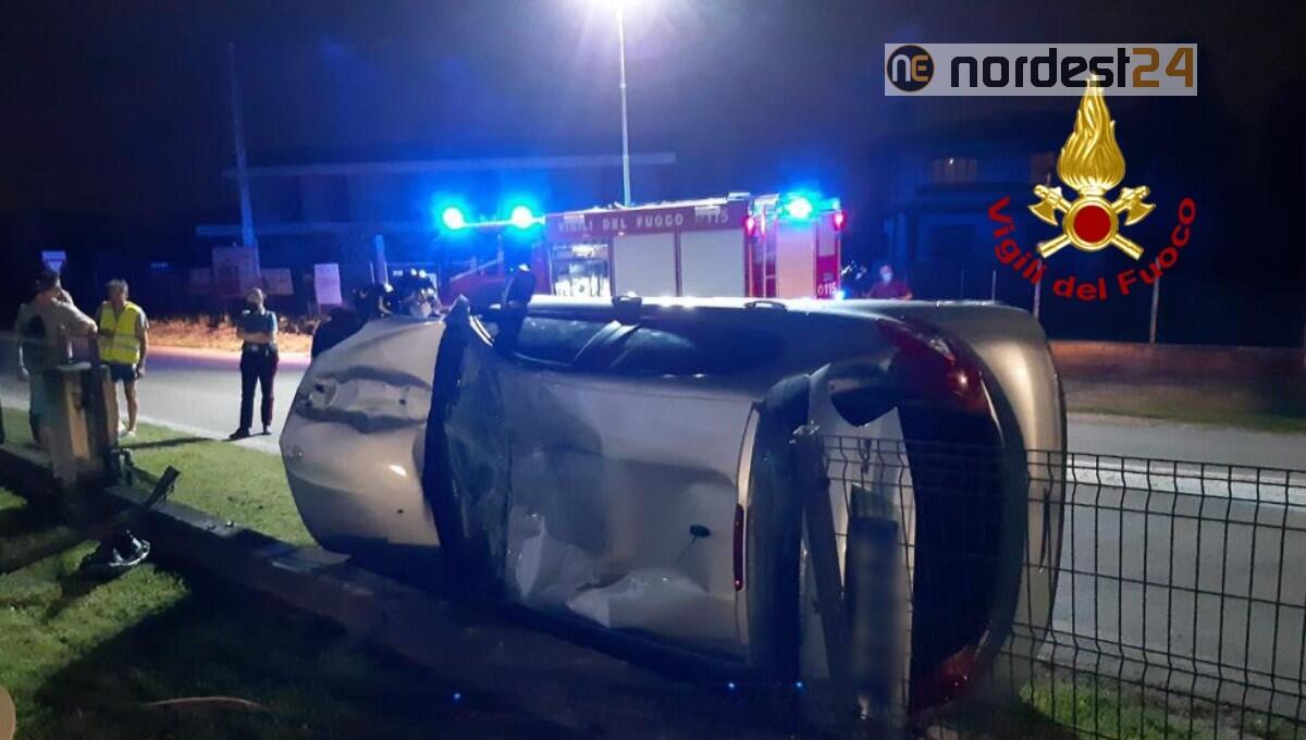 Perde il controllo dell'auto e si rovescia su un fianco: conducente ferita - 