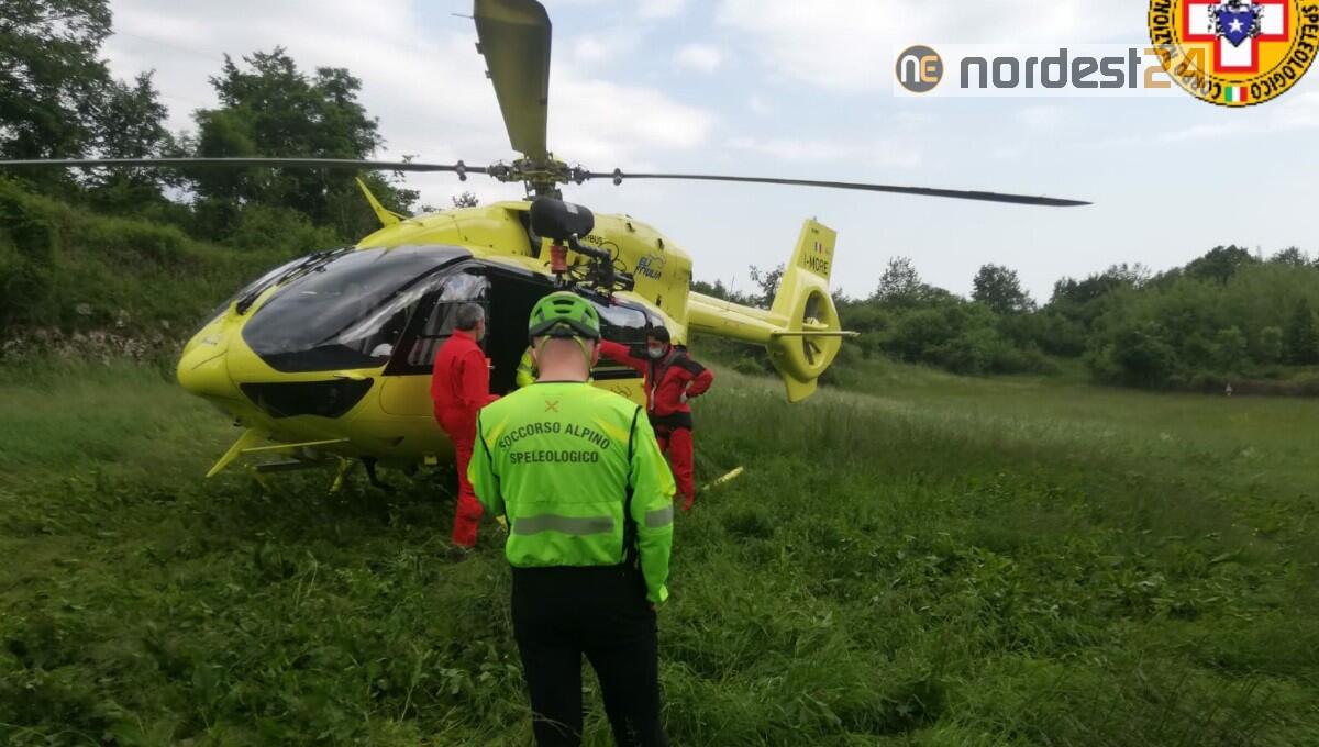 Inciampa sul sentiero e ruzzola per una decina di metri: elitrasportato a Udine - 