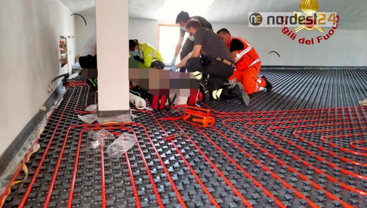 Idraulico colto da malore, bloccato in un sottotetto - 