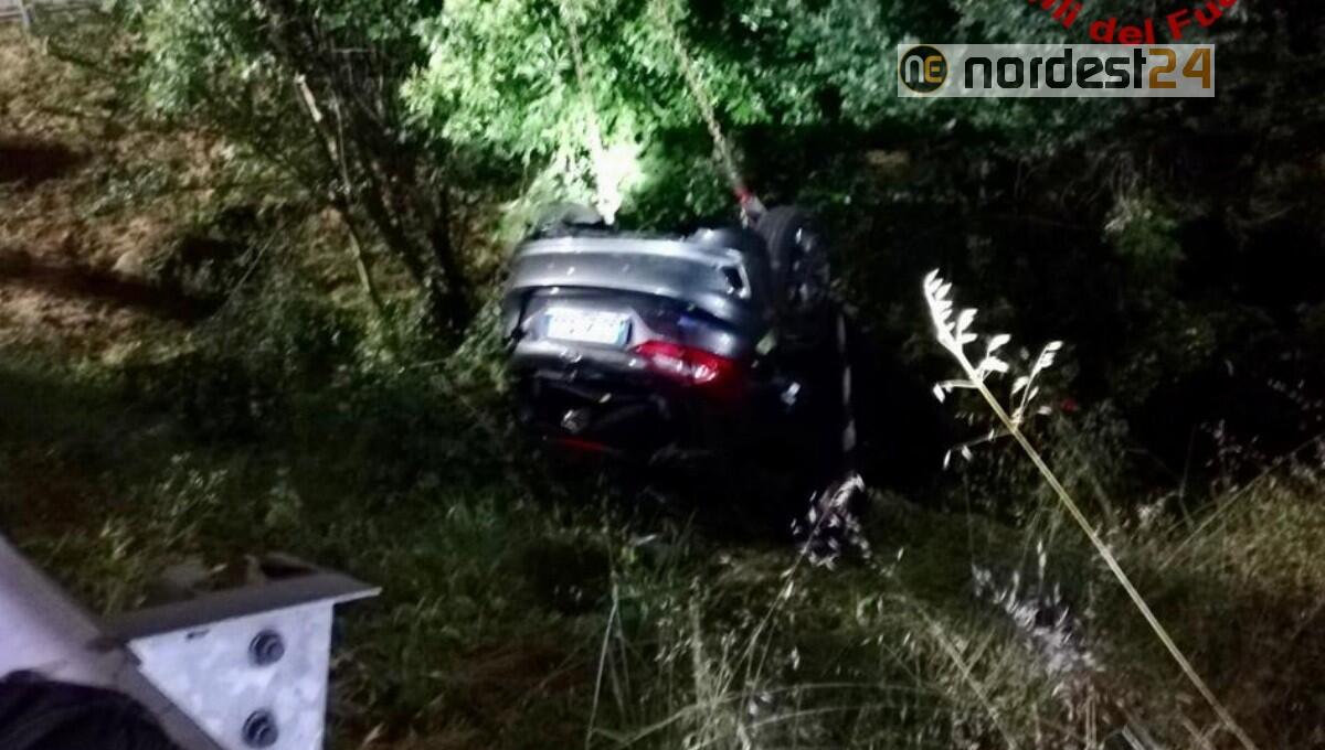 Perde il controllo dell'auto, finisce fuori strada e rimane incastrato - 