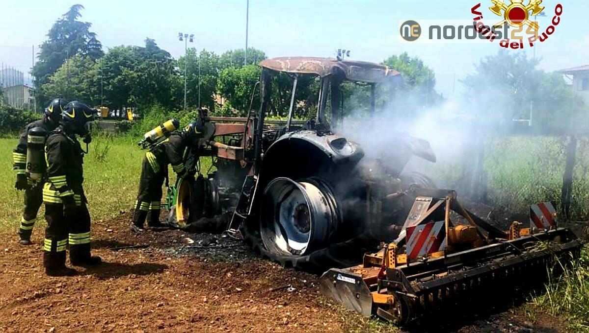 Trattore distrutto da un incendio: agricoltore scende appena in tempo - 