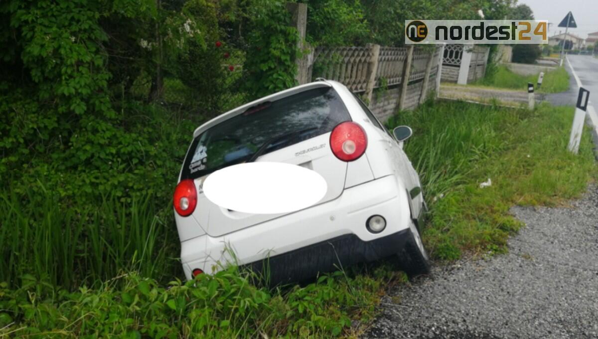 Provoca un incidente e fugge, un residente fotografa l'auto: rintracciata - 