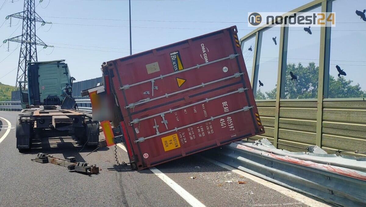 Trieste. Si ribalta il rimorchio di un Tir sulla S.S 202, altezza della Grandi Motori - 