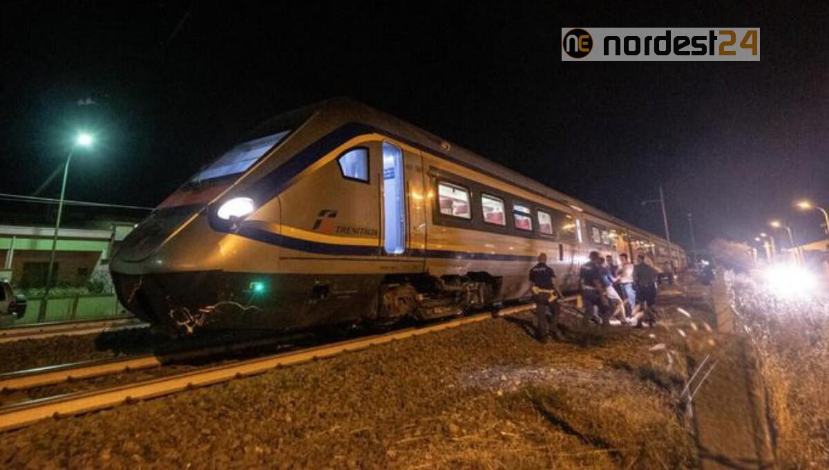 Gli sfugge il cane sui binari, 33enne muore travolto da un treno - 