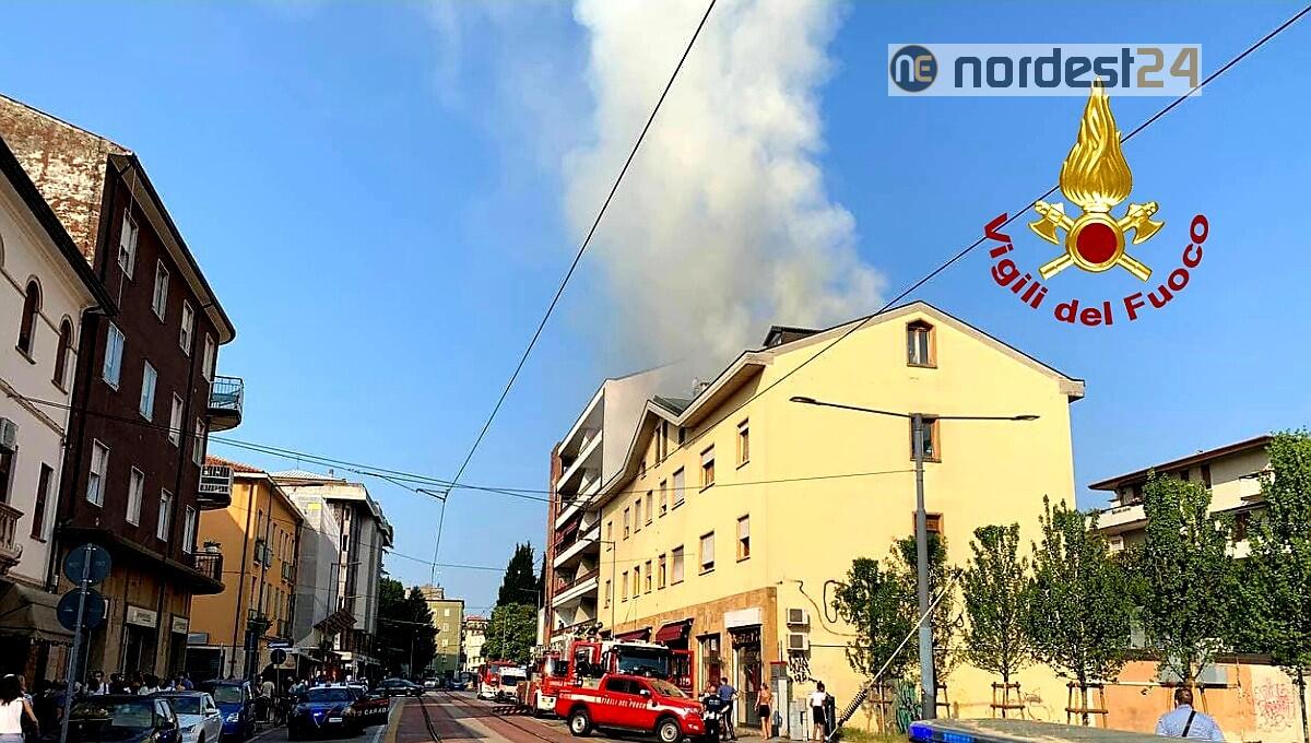 Incendio in appartamento mansardato: 2 persone intossicate, stabile evacuato - 