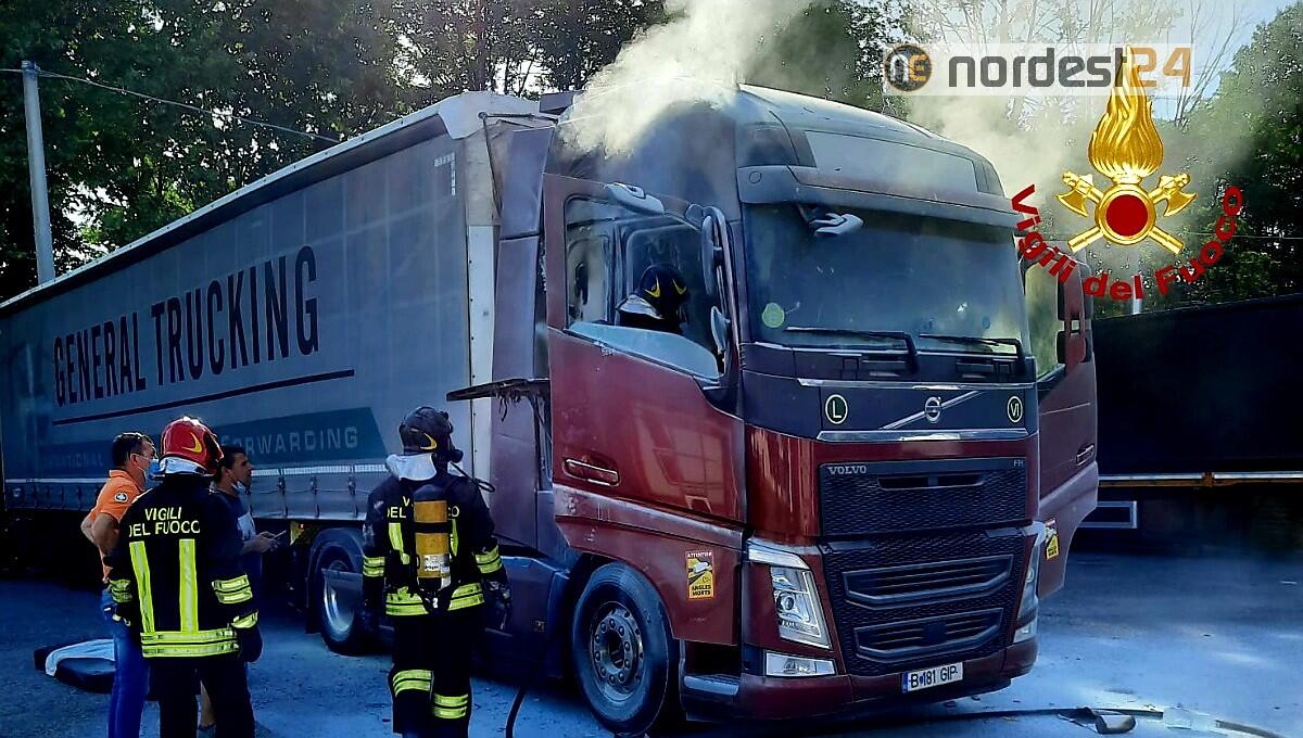 A fuoco la cabina di un autoarticolato: pompieri domano le fiamme - 