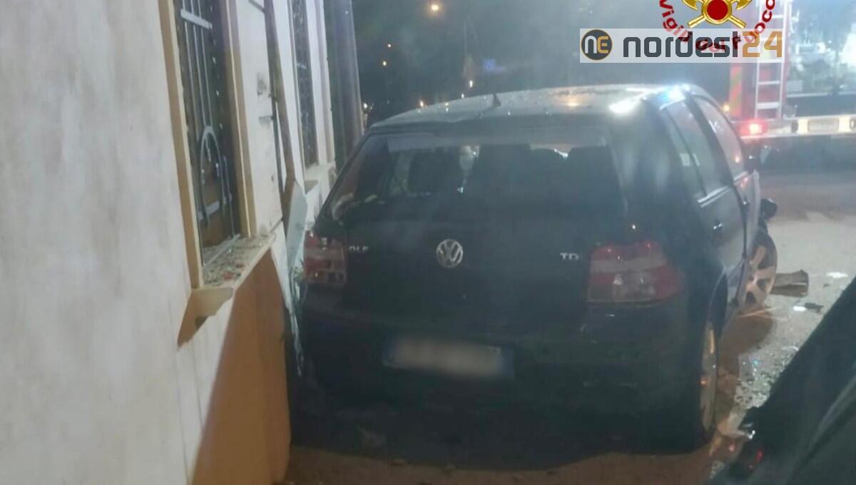 Perde il controllo dell'Audi A5 e si schianta contro tre auto parcheggiate - 