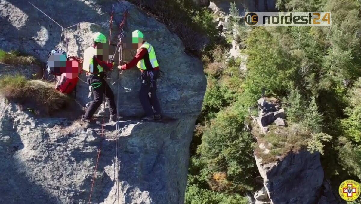 Ciclista cade per 8 metri in una scarpata: deceduto 67enne - 