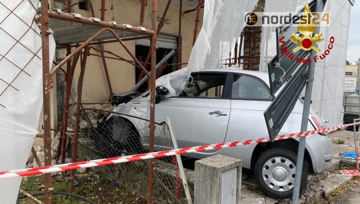 Malore alla guida, Fiat 500 finisce contro un'impalcatura - 