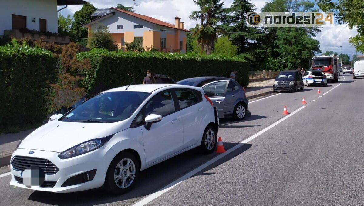 Tamponamento tra 3 auto sulla SR353 all'altezza di Terenzano - 