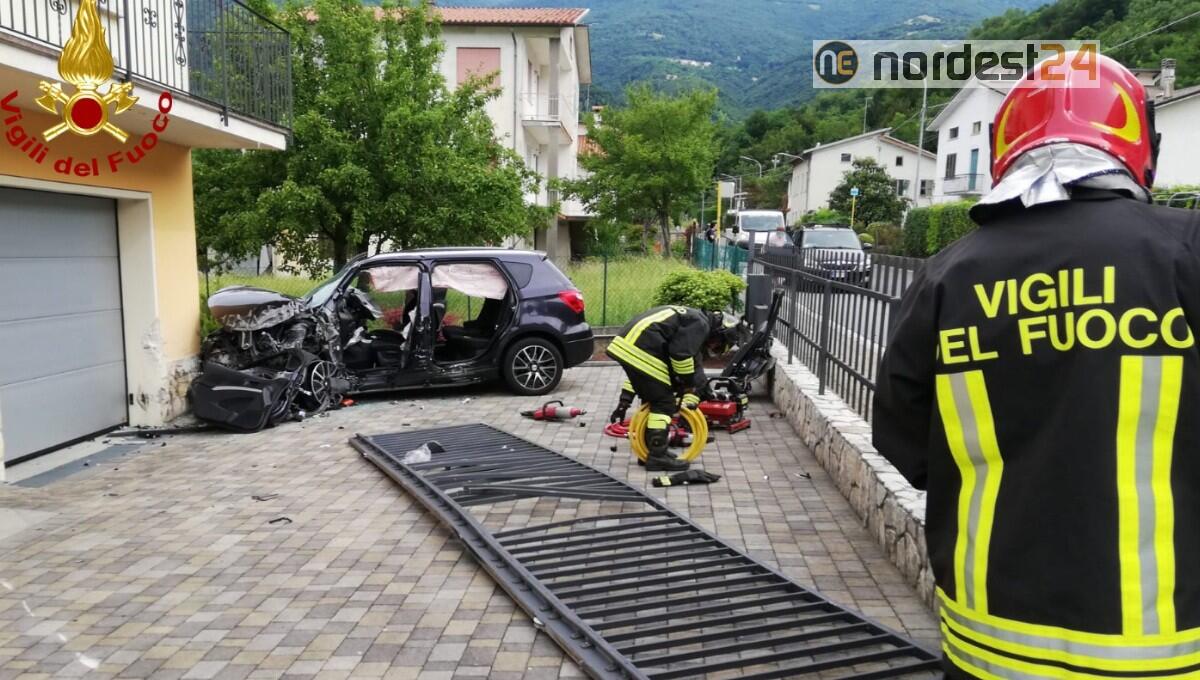 Scontro tra tre auto, una termina contro il muro di un'abitazione - 