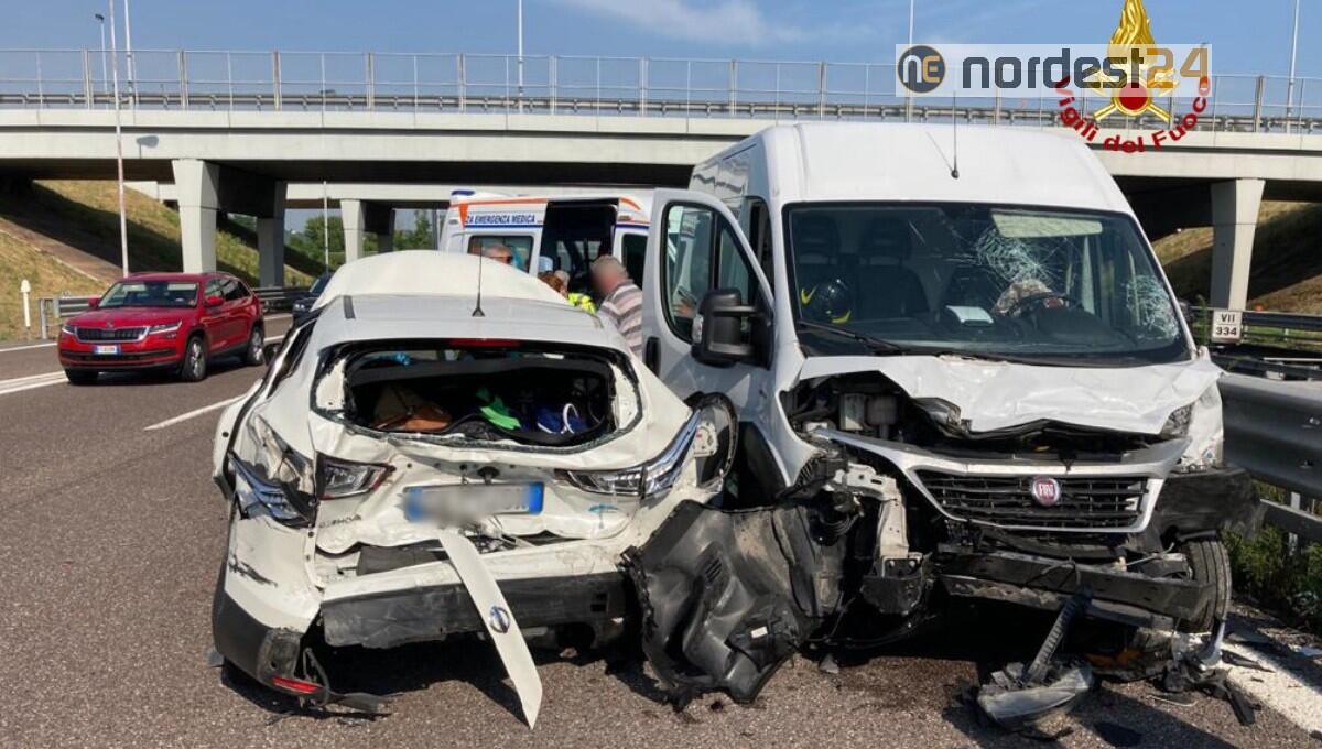 Scontro in autostrada tra un furgone ed un'auto: feriti i conducenti - 